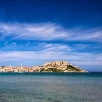 Blick auf die Stadt Calvi vom Meer aus